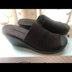 NEW Skechers Black Sandals with Luxe Foam Size 8